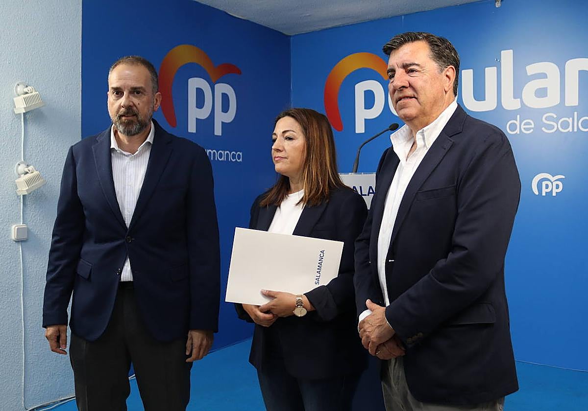 Los parlamentarios nacionales, José Antonio Bermúdez de Castro y Bienvenido de Arriba, en la sede del Partido Popular de Salamanca.