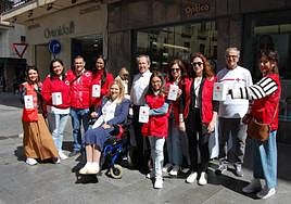 Miembros de la Cruz Roja en el día de la Banderita de Cruz Roja