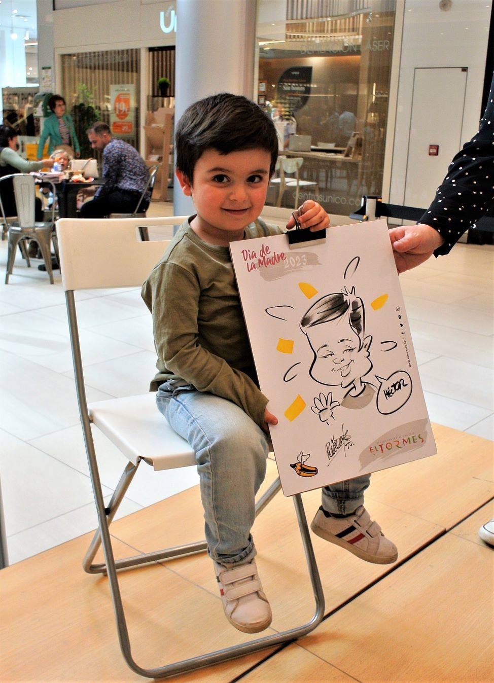 El centro comercial &#039;El Tormes&#039; acoge la primera edición de la Feria del Día de la Madre