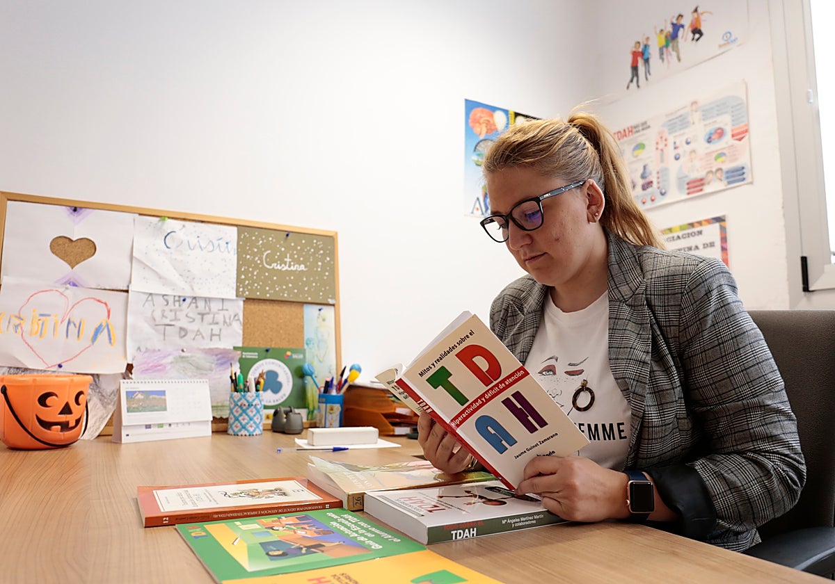 Cristina Hernández Cascón, psicóloga de ASANHI, en la oficina de la asociación.