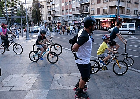 Imagen secundaria 1 - Ambiente distendido y participantes de todas las edades en la cita del primer jueves de mayo.