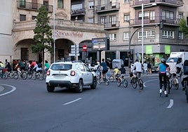 Participantes en la masa crítica de mayo, al inicio del recorrido.