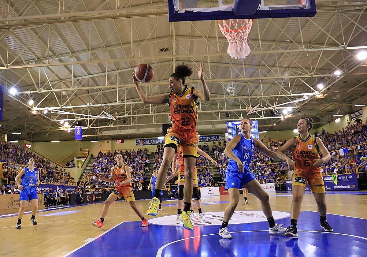 Final de liga entre Perfumerías Avenida y el Valencia Basket