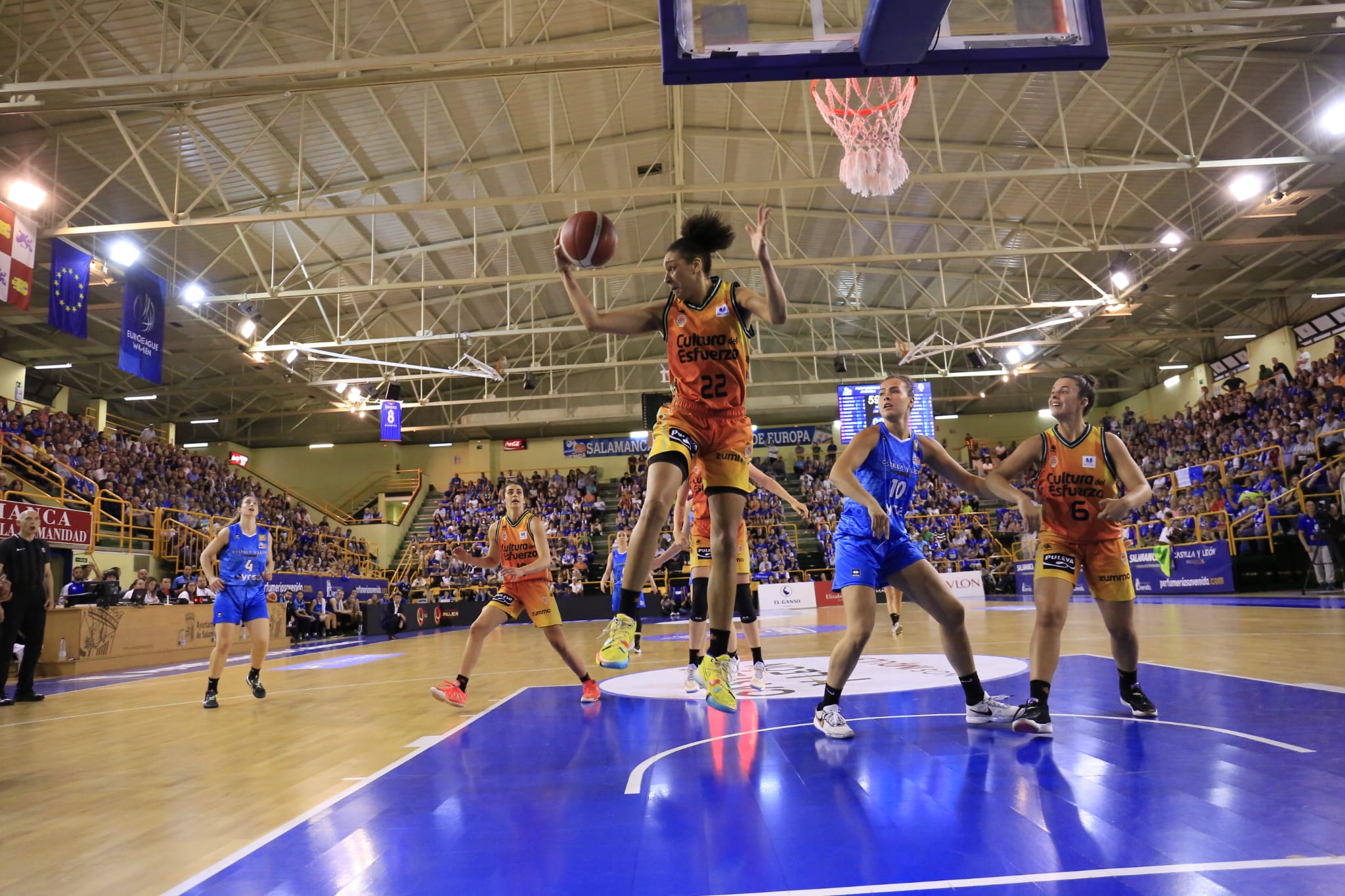Final de liga entre Perfumerías Avenida y el Valencia Basket