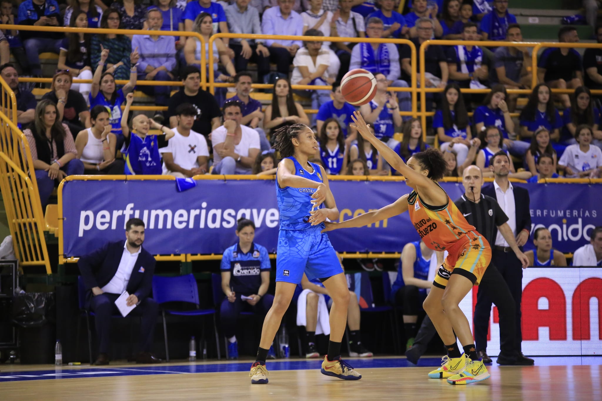 Final de liga entre Perfumerías Avenida y el Valencia Basket