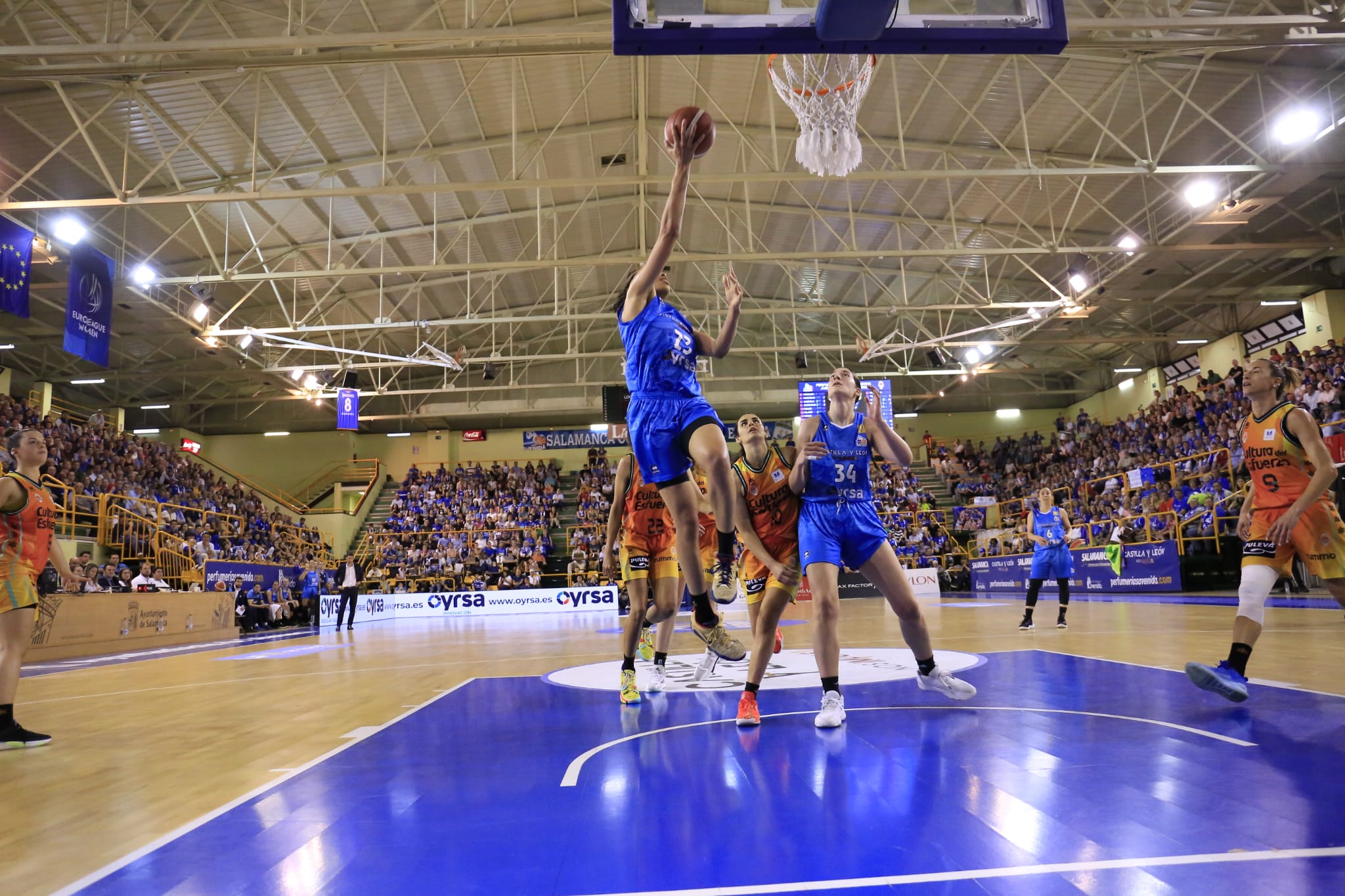 Final de liga entre Perfumerías Avenida y el Valencia Basket