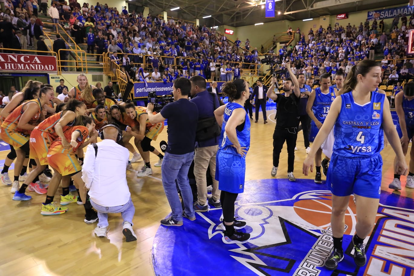 Final de liga entre Perfumerías Avenida y el Valencia Basket
