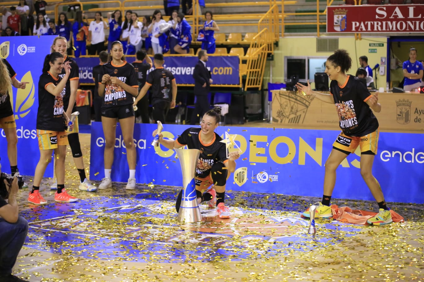 Final de liga entre Perfumerías Avenida y el Valencia Basket