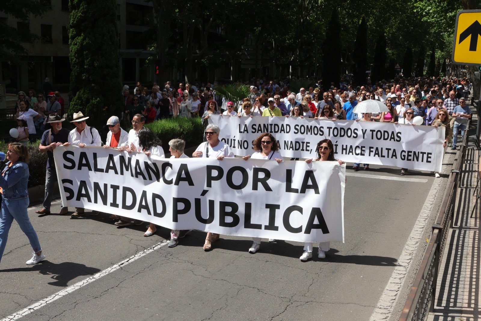 Salamanca se tiñe de blanco en defensa de la Sanidad pública