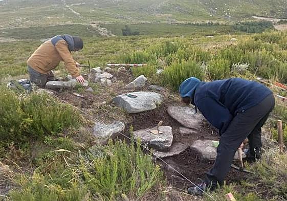 Arqueólogos trabajando en el campamento romano de Penedo dos Lobos (Manzaneda, Ourense).
