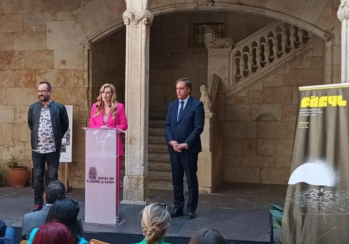La viceconsejera de Acción Cultural, con el alcalde de Salamanca y el nuevo coordinador artístico del festival.