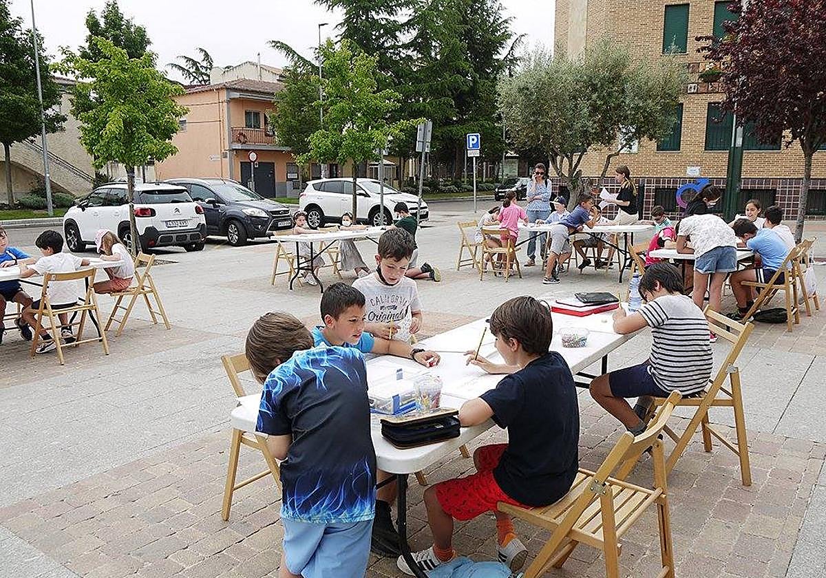 Niños participantes en el concurso de dibujo infantil del año pasado.
