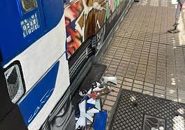 Imagen de los restos del cristal del escaparate que rompieron los ladrones para entrar al local