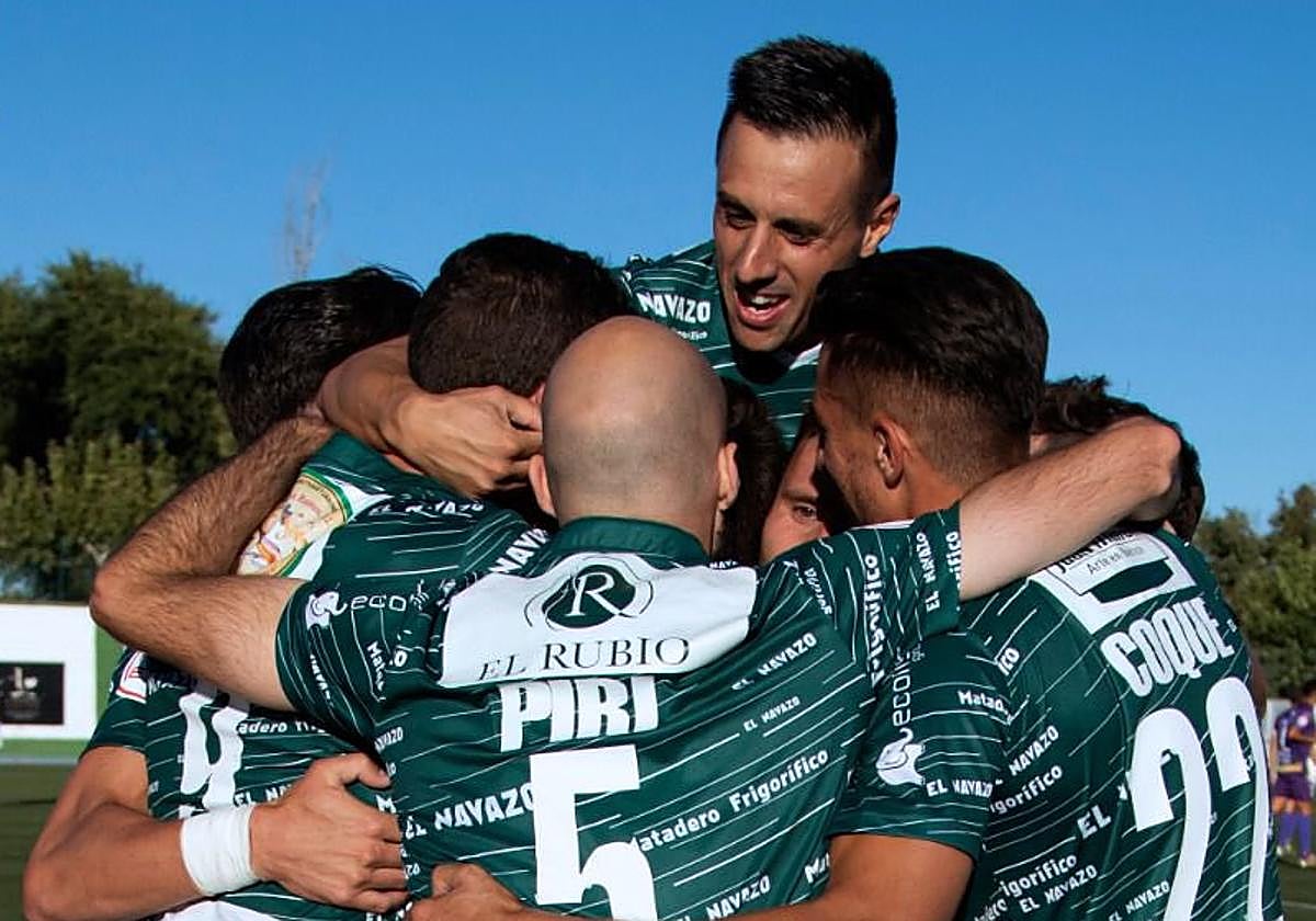 Los jugadores del CD Guijuelo celebran un gol.