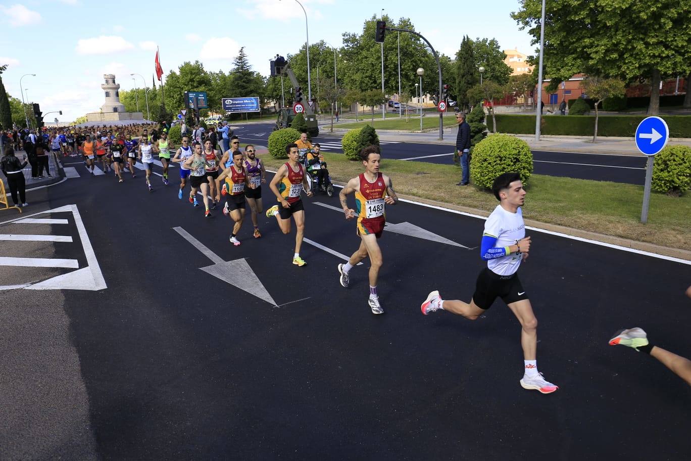 Espectacular paso de la Carrera Cívico Militar por Salamanca