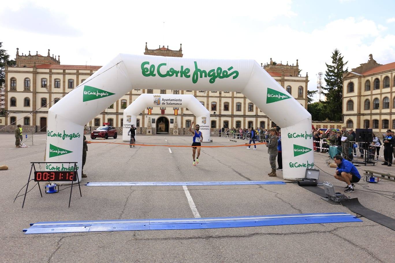 Espectacular paso de la Carrera Cívico Militar por Salamanca