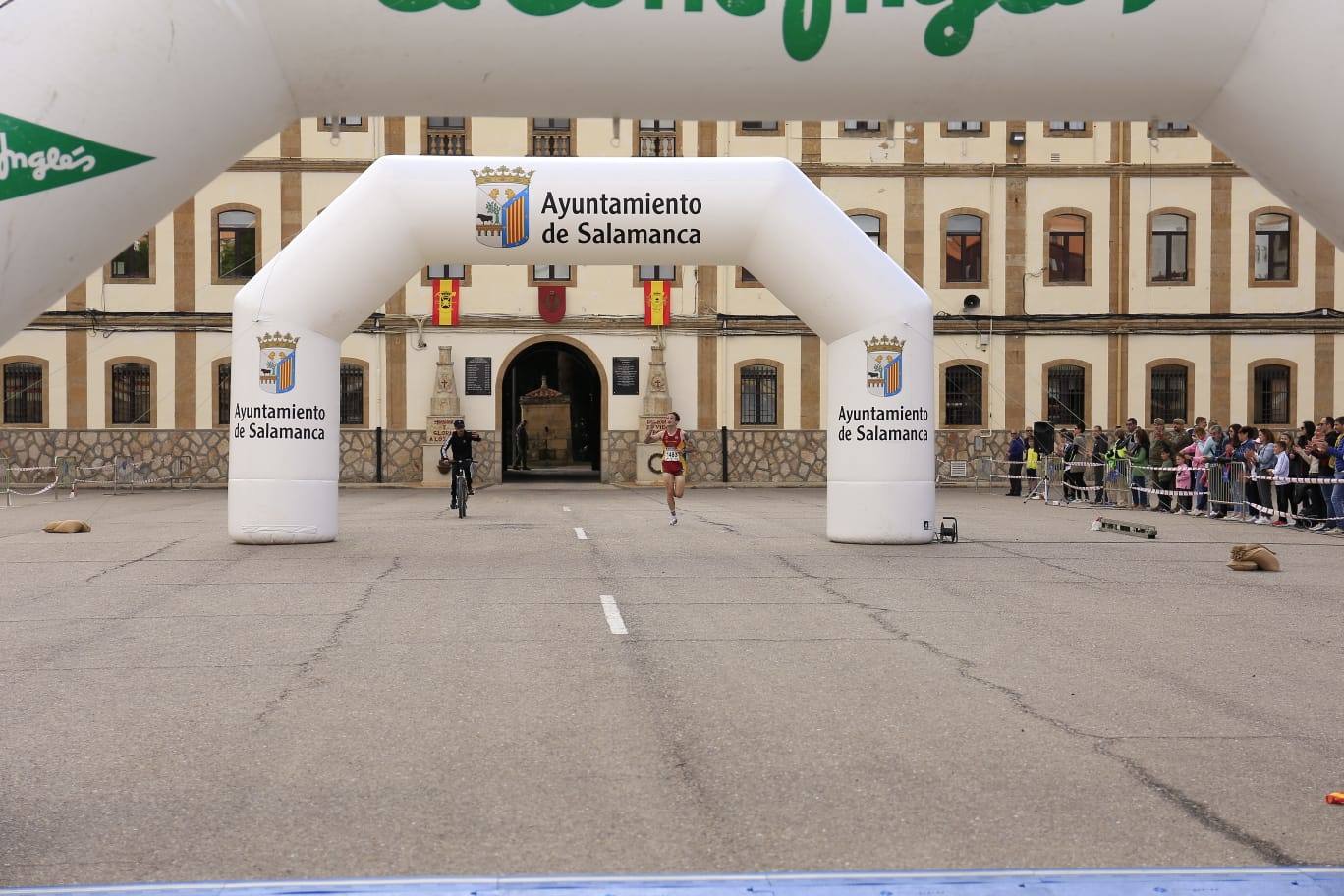 Espectacular paso de la Carrera Cívico Militar por Salamanca