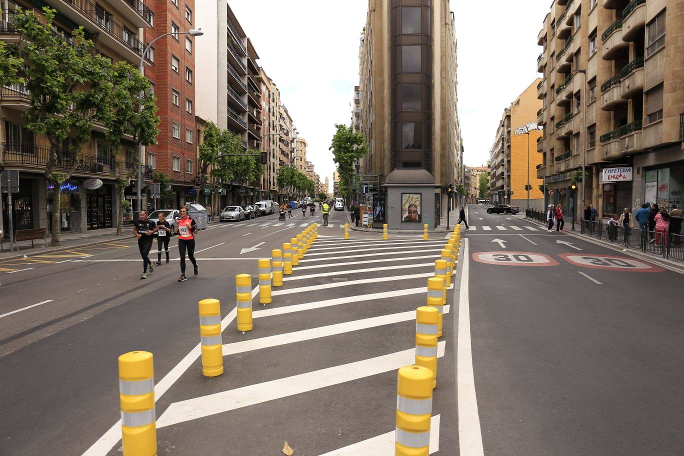 Espectacular paso de la Carrera Cívico Militar por Salamanca