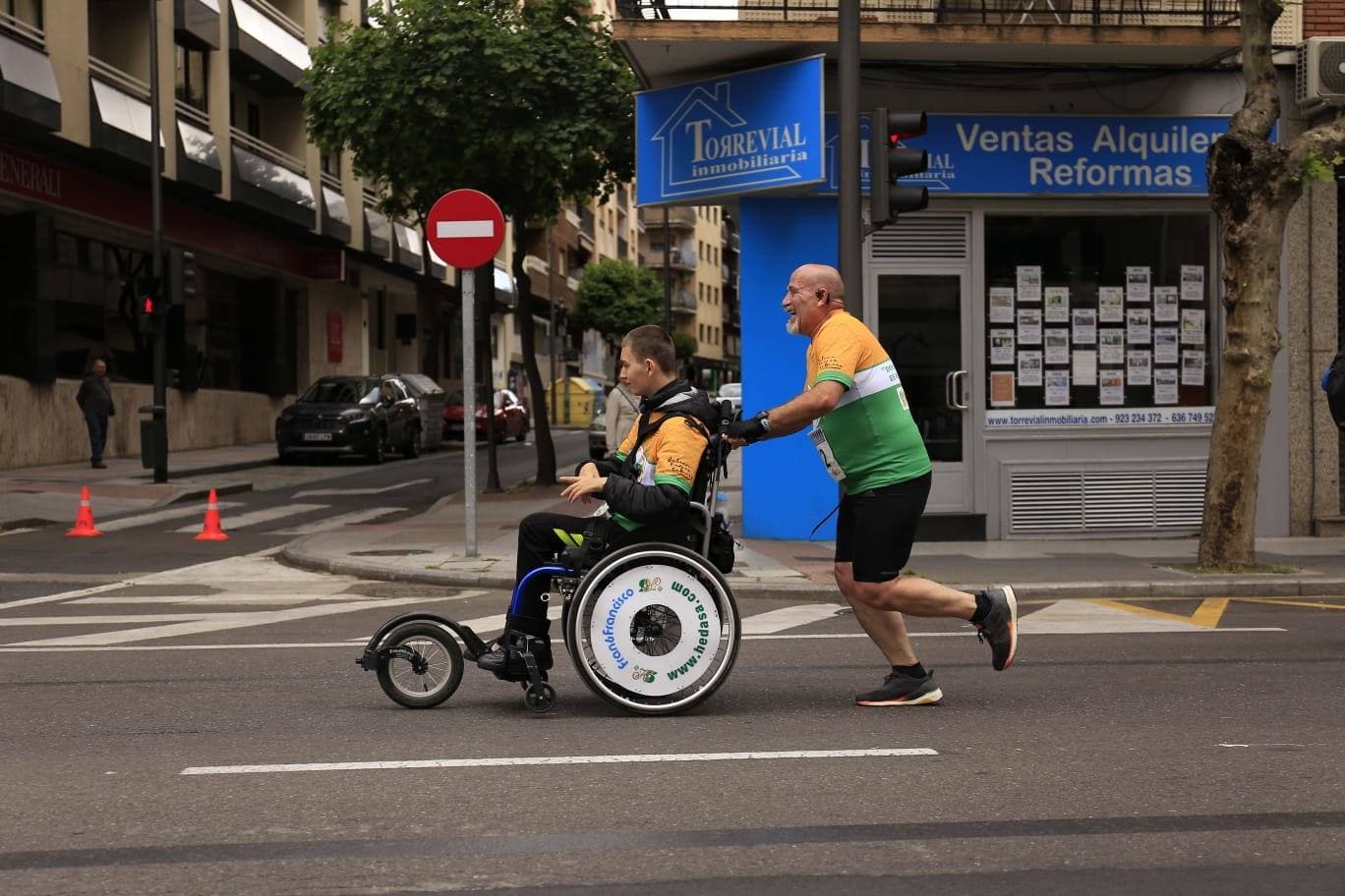 Espectacular paso de la Carrera Cívico Militar por Salamanca