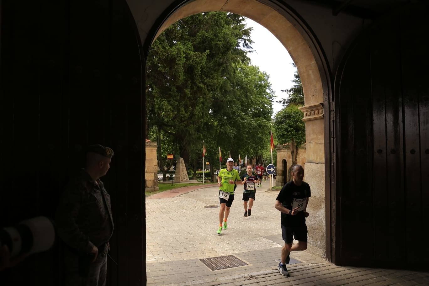 Espectacular paso de la Carrera Cívico Militar por Salamanca