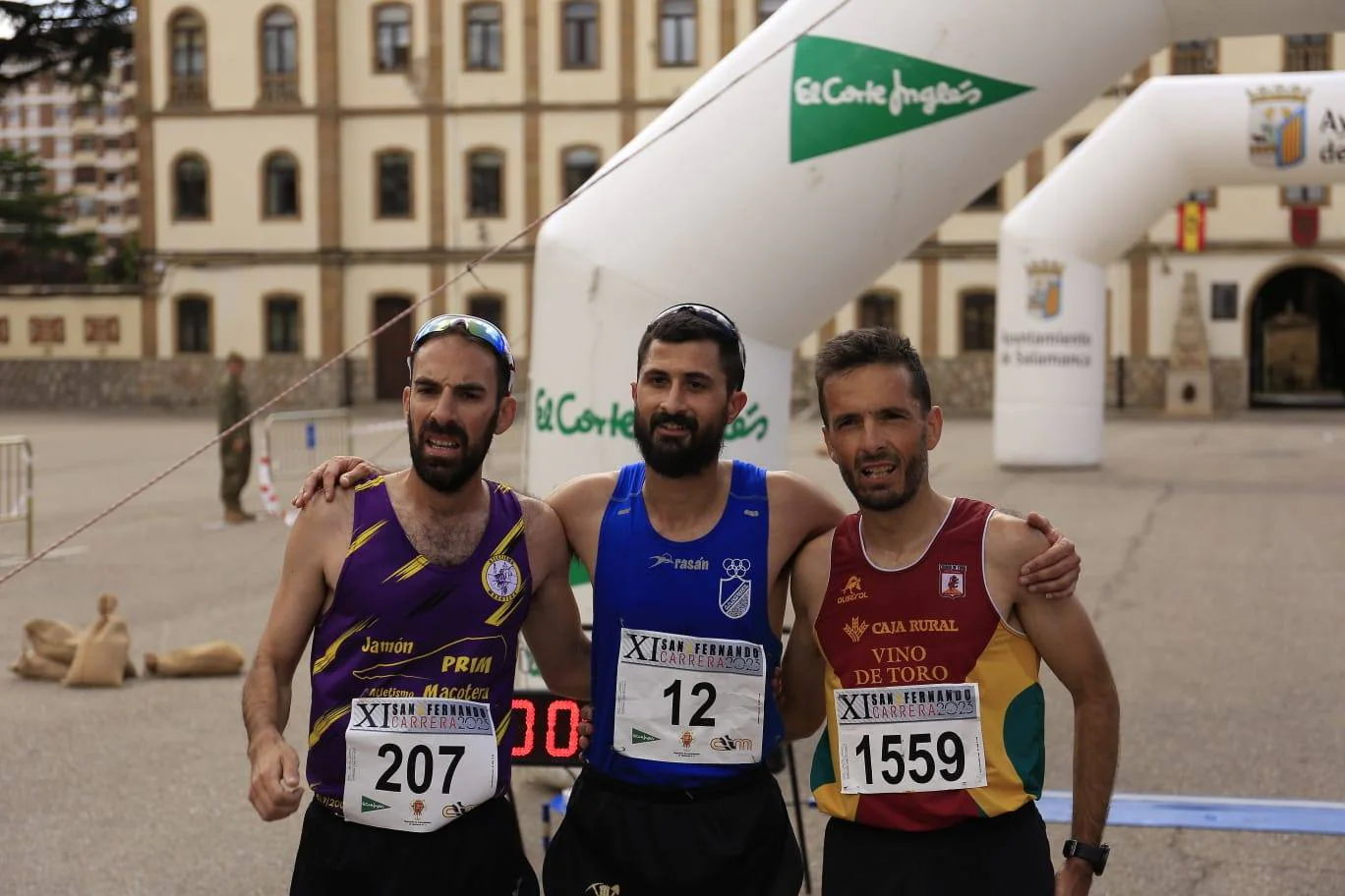 Espectacular paso de la Carrera Cívico Militar por Salamanca