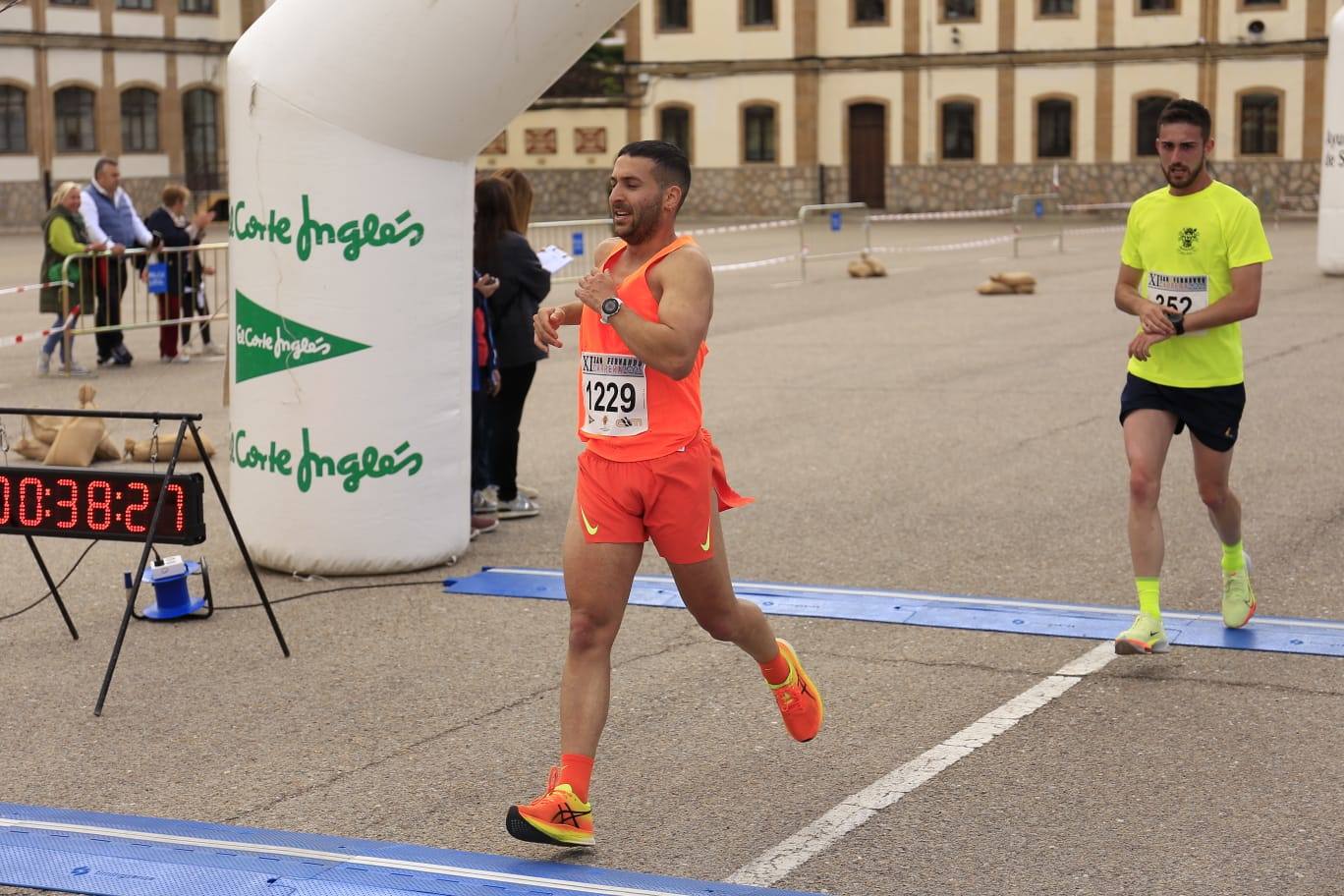 Espectacular paso de la Carrera Cívico Militar por Salamanca