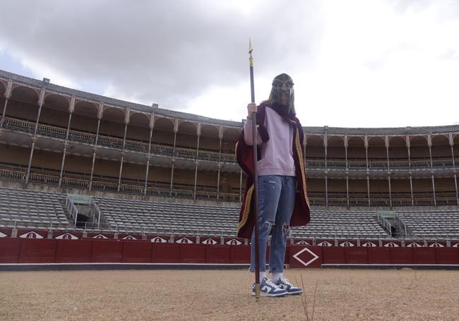 Laura Gil, vestida de 'Gladiator', en la plaza de toros de La Glorieta.