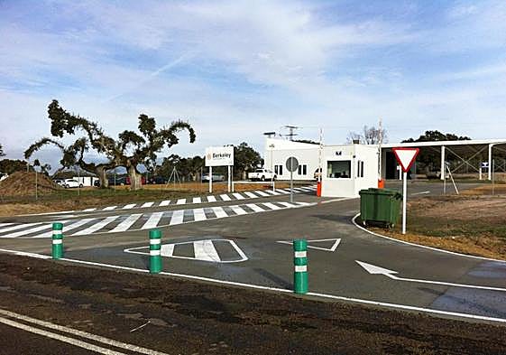 Accseo de las instalaciones de la empresa en la zona de Retortillo.