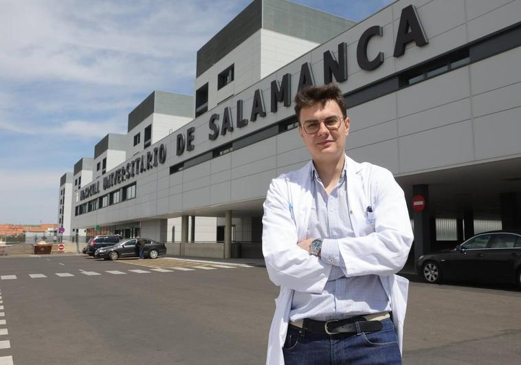 Alejandro Olivares frente al Hospital Universitario de Salamanca.