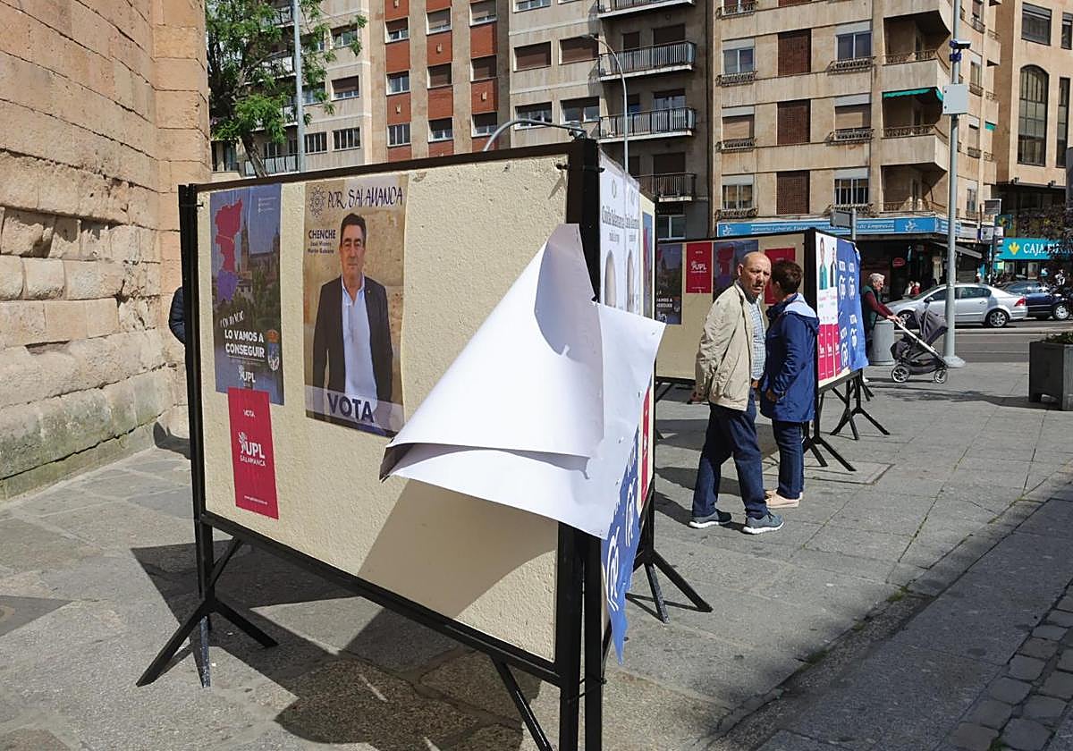 Carteles electorales en un panel en Salamanca.