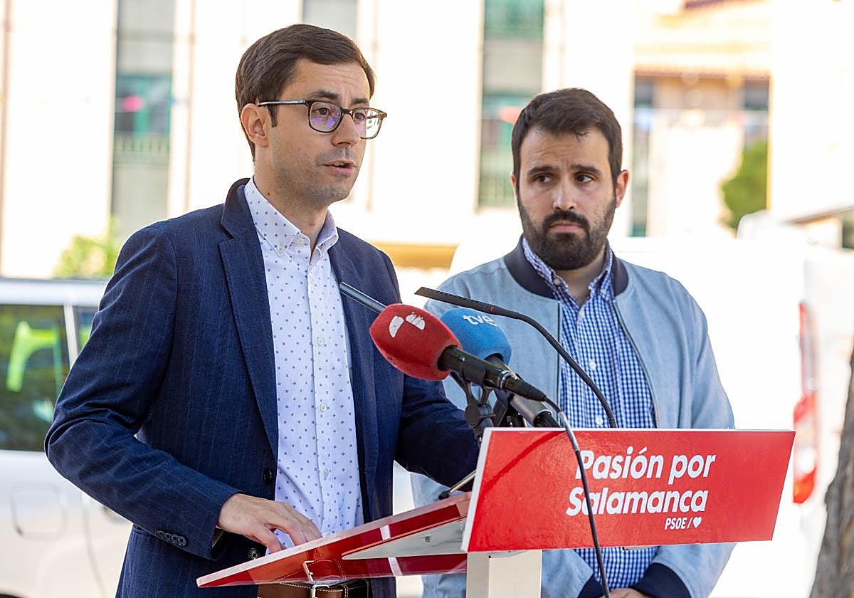 El candidato del PSOE a la Alcaldía de la capital salmantina, José Luis Mateos, acompañado por Álvaro Antolín, integrante de la candidatura socialista al Ayuntamiento.