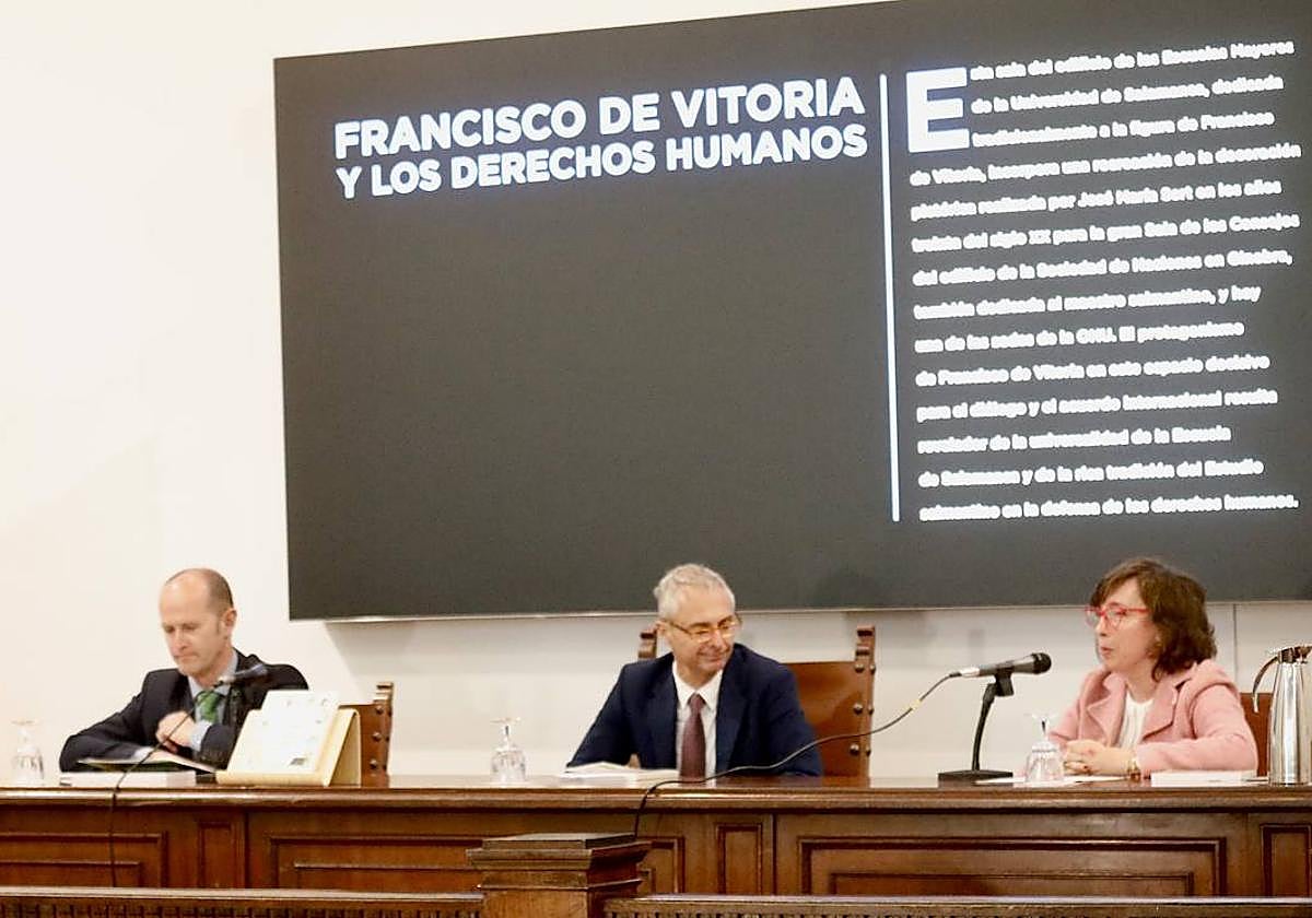 Presentación de la guía con la presencia del delegado institucional de Iberdrola en Castilla y León, Miguel Calvo, el rector de la Universidad de Salamanca y la autora, la doctora María Teresa Pérez Martín.