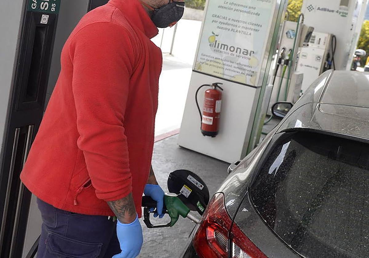 Imagen de archivo de un trabajador de una gasolinera.
