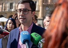 José Luis Mateos atiende a los medios.