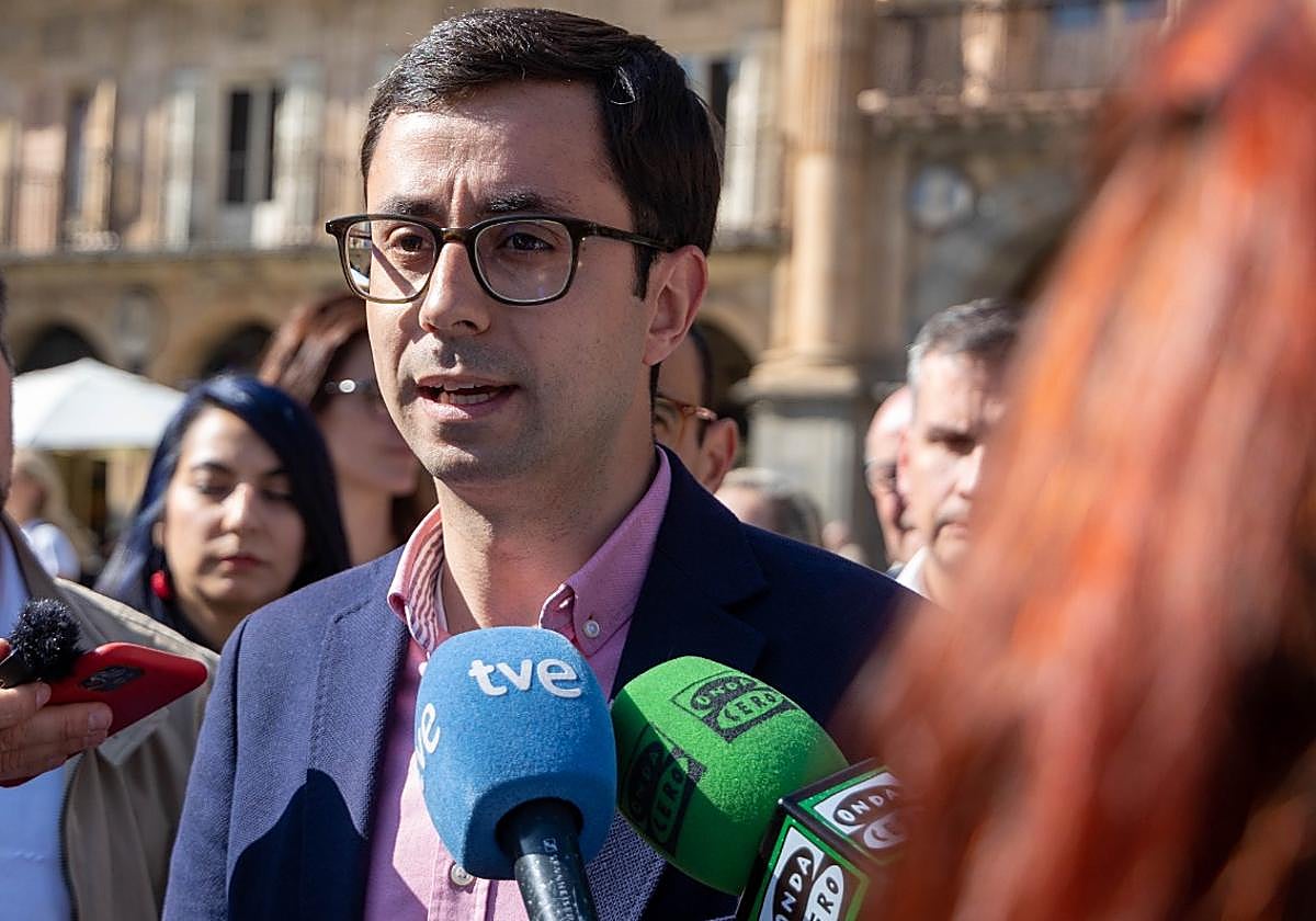 José Luis Mateos atiende a los medios.