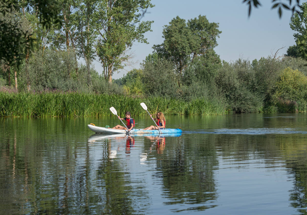 Dos jóvenes practicando piragüismo en el río Alagón.