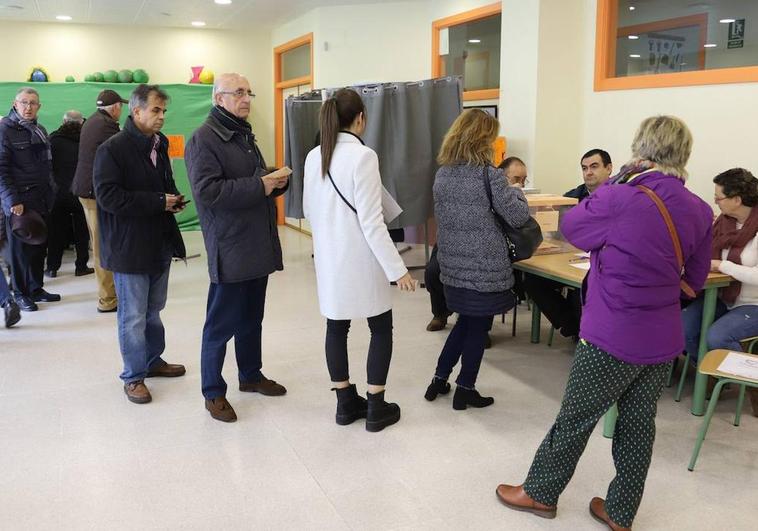 Varios ciudadanos votan en las últimas elecciones municipales en Salamanca.