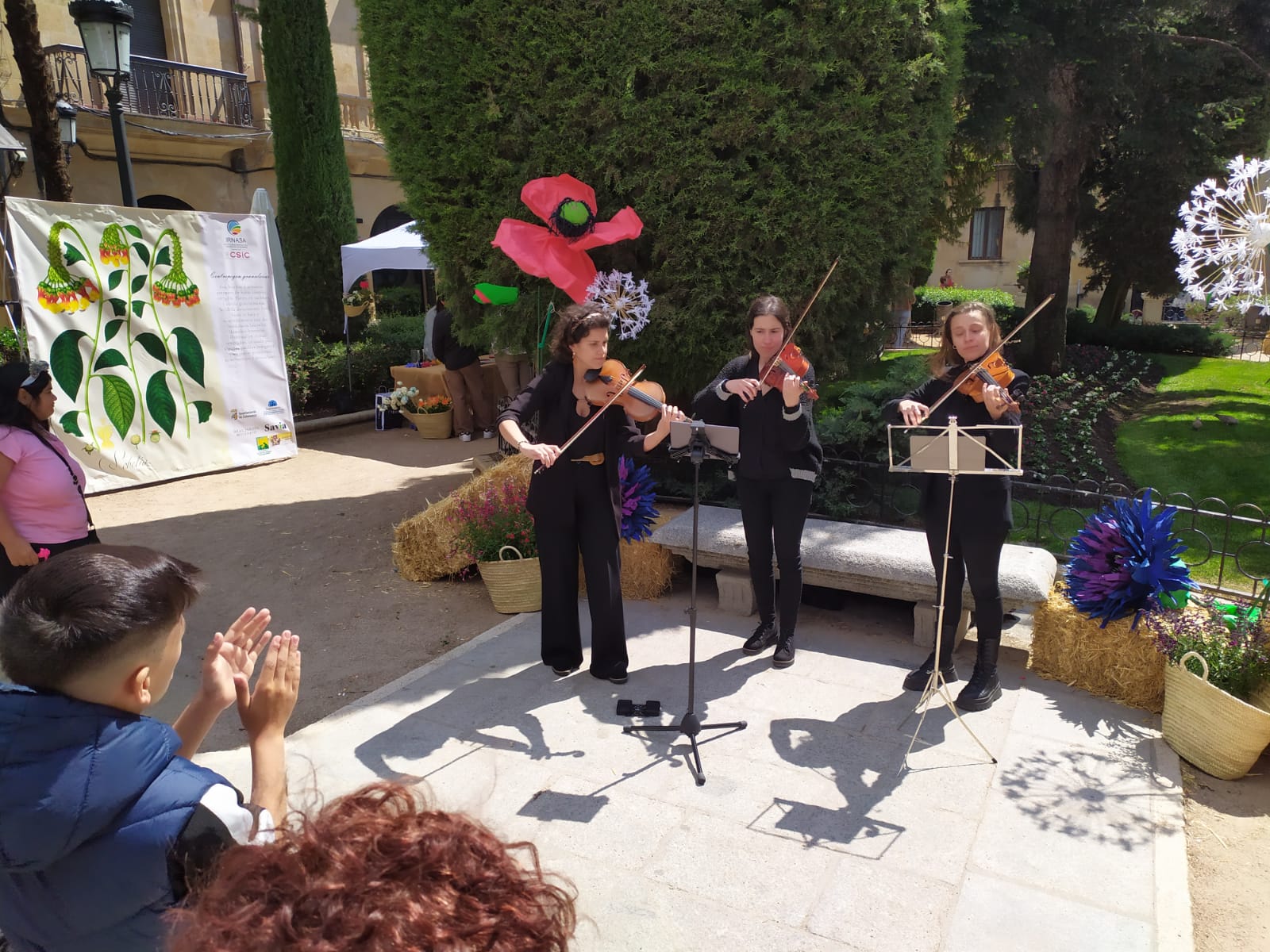 Imagen secundaria 2 - Las plantas y la ciencia fascinan al público salmantino