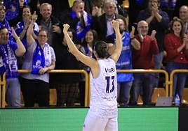 Vilaró celebra una canasta a Praga en la Euroliga.