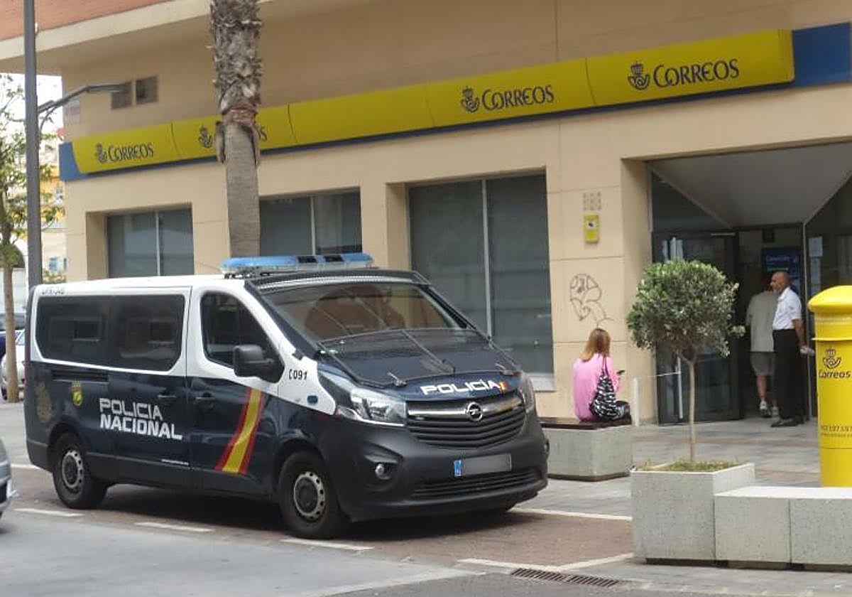 Un coche de la Policía, ante una oficina de Correos.