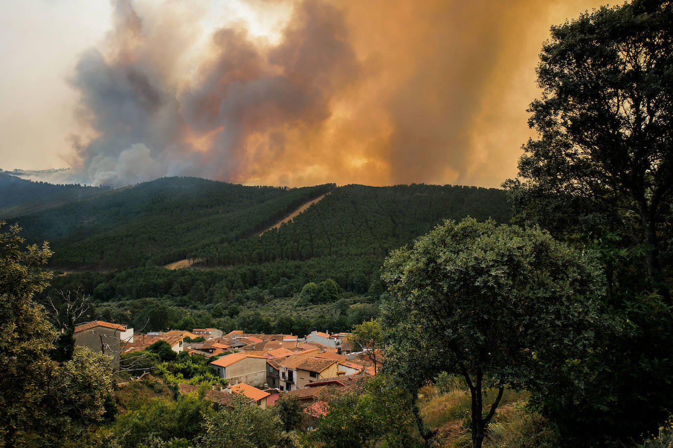 Medios aéreos y de tierra de Castilla y León colaboran Las Hurdes y la Sierra de Gata