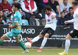 Javi Navas realiza un pase en el partido de ida en el Helmántico.