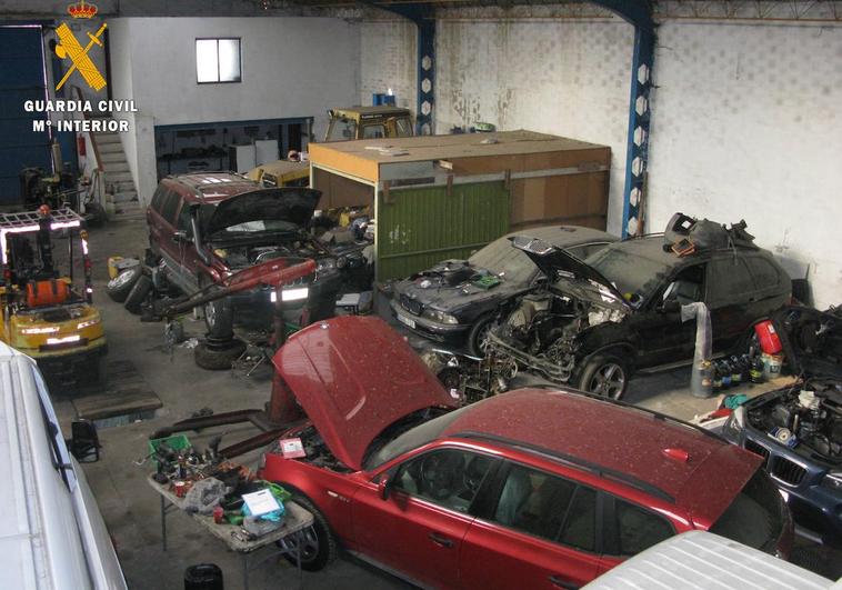 Desmantelan un taller clandestino de reparación de vehículos en Villares de la Reina