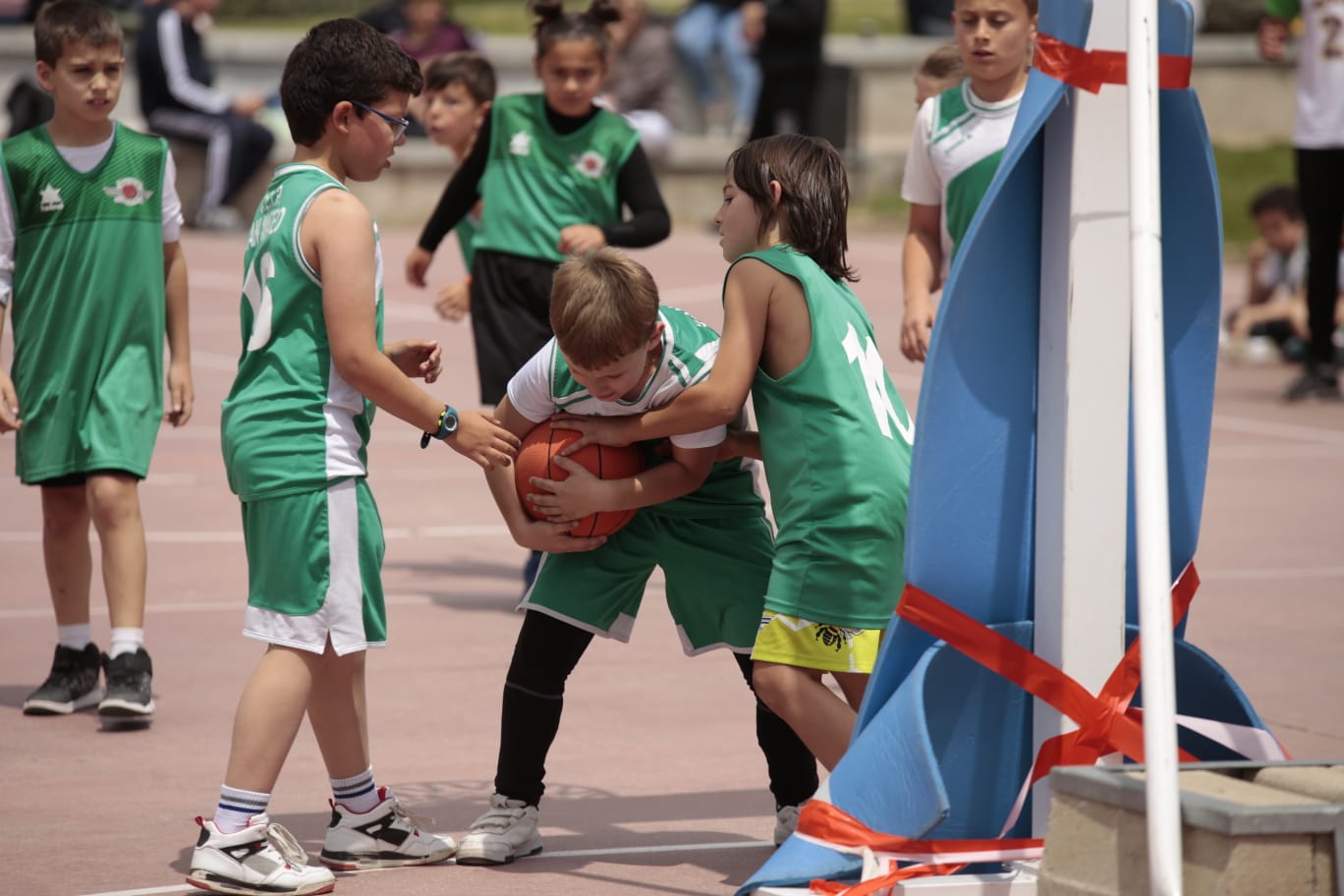 El Día del MiniBasket reúne a 800 chavales en Jesuitas