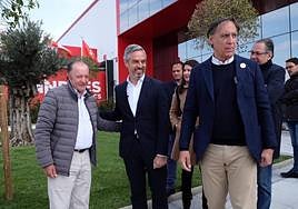 El candidato del PP a la Alcaldía, Carlos García Carbayo, presenta las políticas de su programa electoral relativas al desarrollo logístico e industrial, acompañado por el vicesecretario de economía del PP, Juan Bravo, en la empresa Neumáticos Andrés