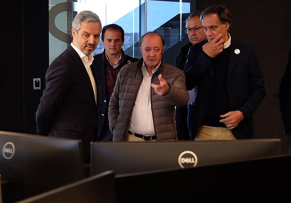 Bravo (izq.) escucha las explicaciones de Eustaquio Andrés.