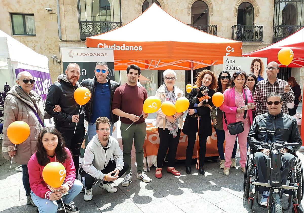 Ana Suárez con militantes y simpatizantes en la carpa del Liceo.