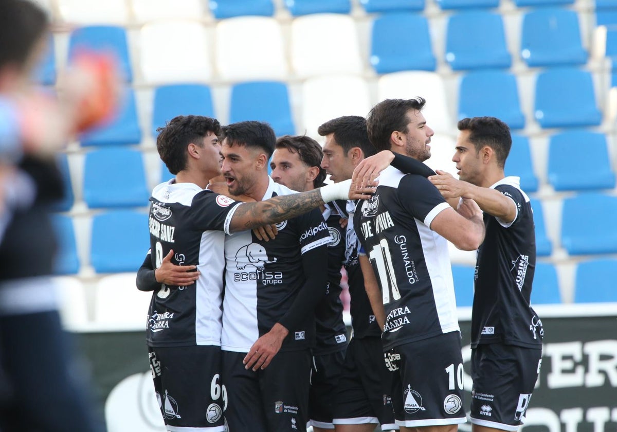 Los jugadores blanquinegros celebran el 1-0 en el Reina Sofía