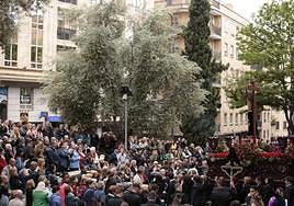 Cientos de personas se agolpan a las puertas de la iglesia de Sancti Spitirus.