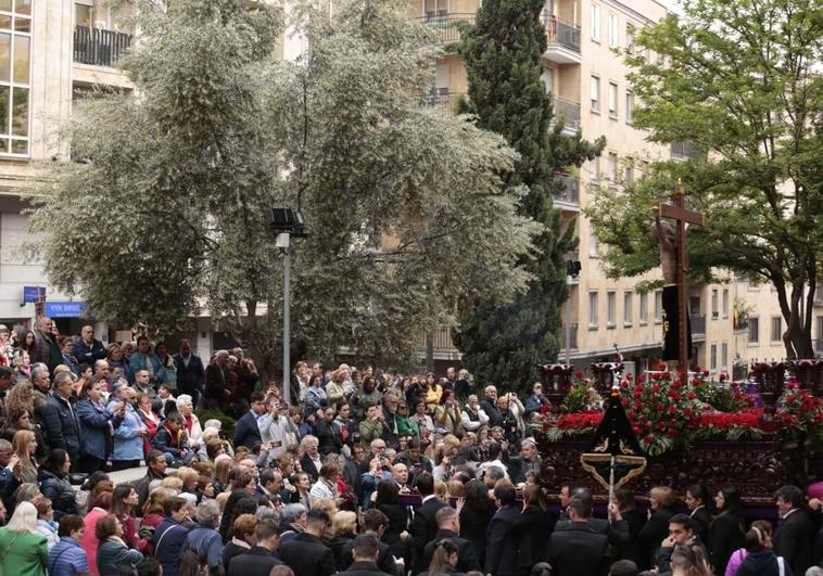 Cientos de personas se agolpan a las puertas de la iglesia de Sancti Spitirus.